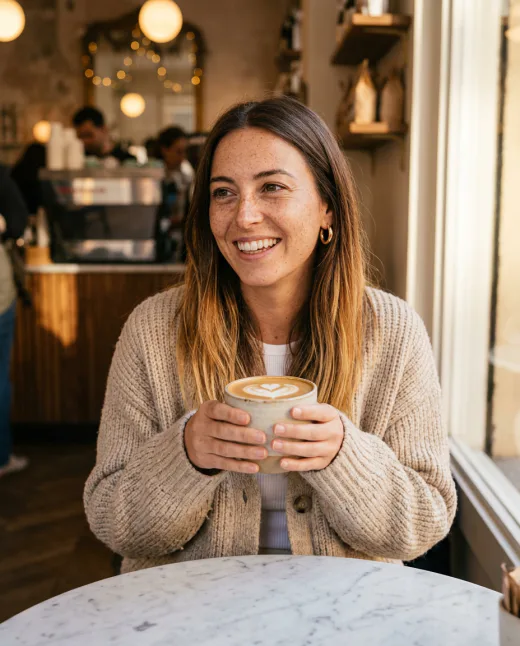 KI-Influencerin mit Latte im Café