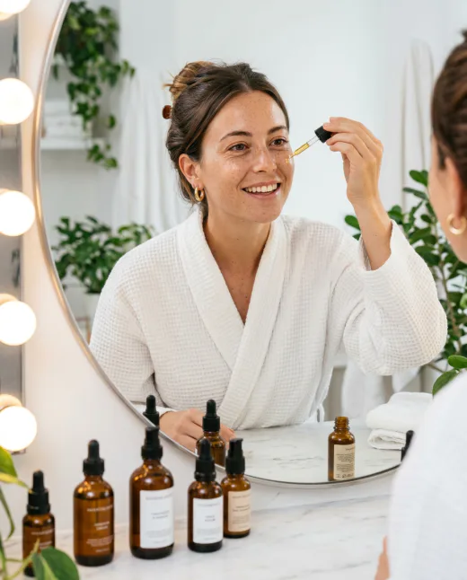 KI-Influencerin bei der Skincare-Routine vor dem Spiegel
