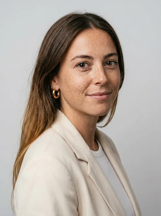 KI-Influencerin Referenzbild in Dreiviertelansicht