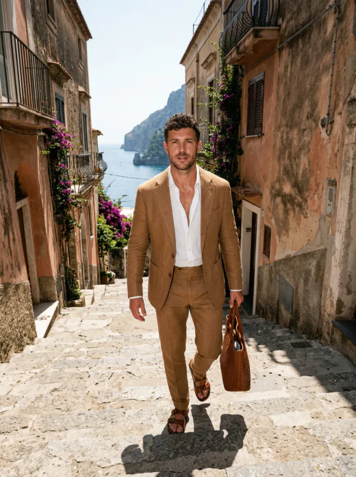 KI-generiertes Editorial-Modelbild: Mann im Leinenanzug auf italienischer Steintreppe
