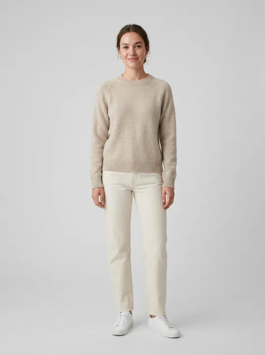KI-generiertes Shop-Modelbild: Frau in Strickpullover und Jeans, frontal im Studio