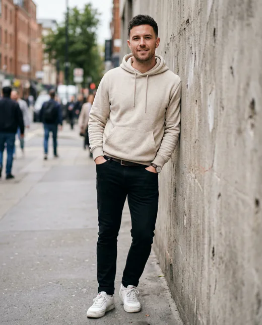 KI-generiertes Modelbild: Mann im Hoodie und Jeans im Streetstyle