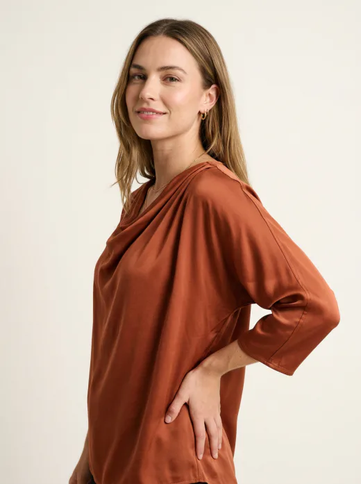 KI-generiertes Shop-Modelbild: Frau in Seidenbluse, Halbtotale in Dreivierteldrehung