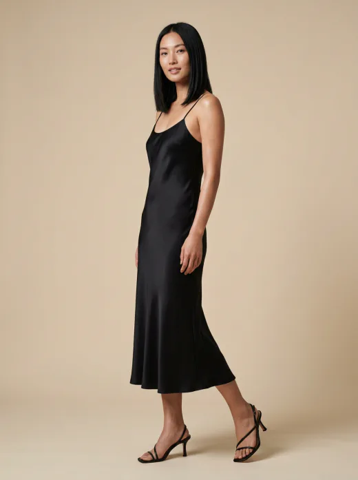 KI-generiertes Shop-Modelbild: Frau im schwarzen Slip Dress in Seitenpose