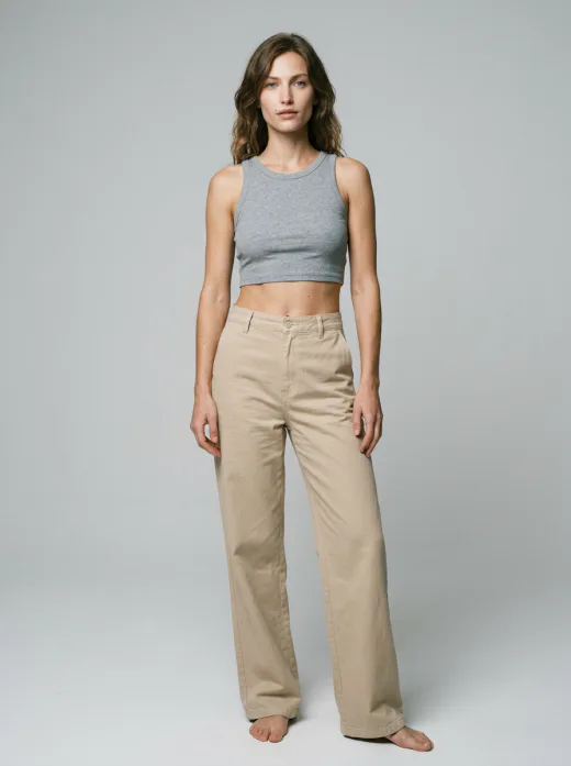 KI-generiertes Shop-Modelbild: Casual-Basics Croptop und Wide-Leg-Hose im Studio