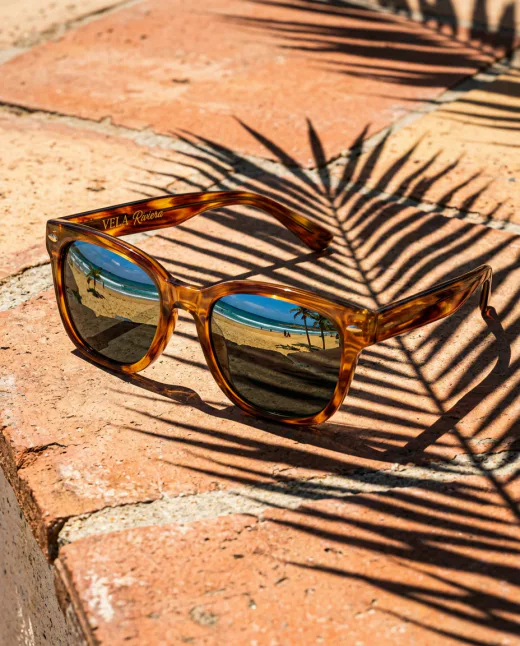 KI-generiertes Produktbild: Sonnenbrille auf Terrakotta mit Palmenschatten