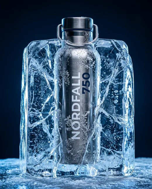 KI-generiertes Produktbild: Edelstahl-Flasche in geborstenem Eisblock