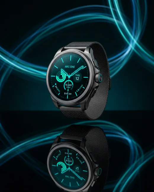 KI-generiertes Produktbild: Smartwatch über Spiegelfläche mit Light-Painting